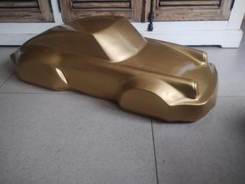 Golden Porsche 911 XL sculptuur beschikbaar voor biedingen