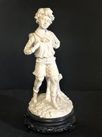 Beeldje porselein, biscuit. MP, Verzenden