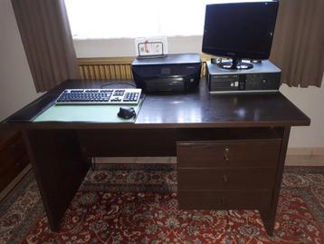 Bureau en Bureaustoel  beschikbaar voor biedingen