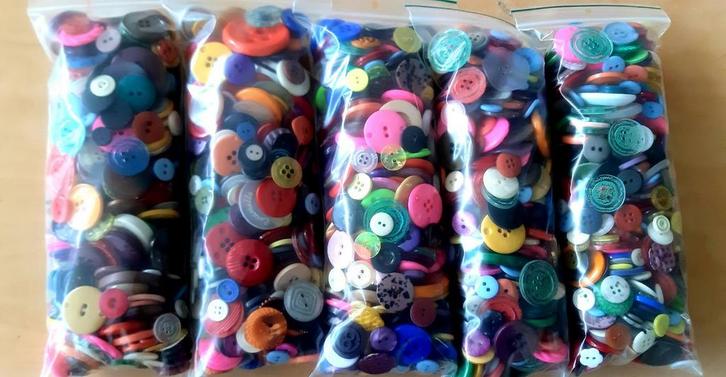 Grote zakken knopen - knutselknopen., Hobby en Vrije tijd, Knutselen, Zo goed als nieuw, Ophalen of Verzenden