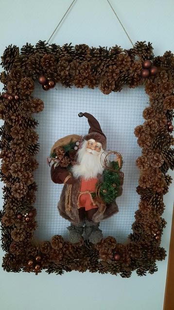 Grote kerstman met dennenappels om op te hangen 72Bx97H beschikbaar voor biedingen