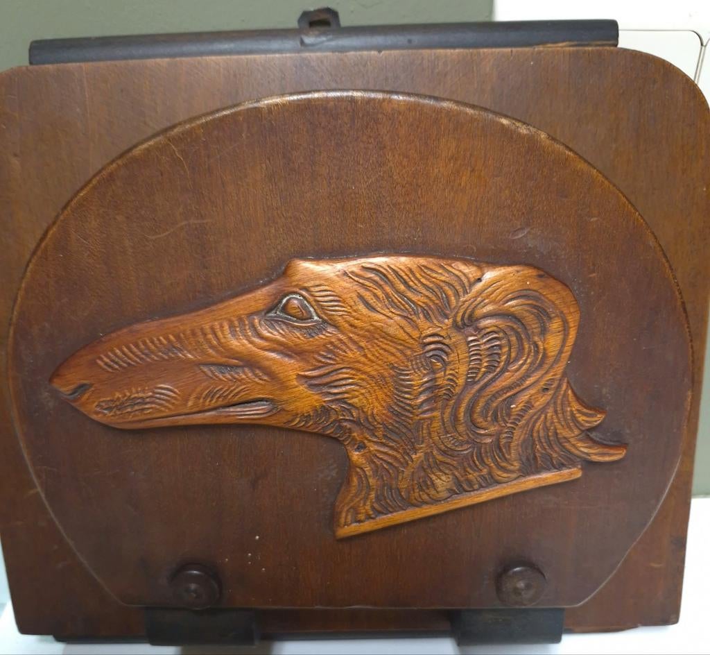 Porte-lettres ancien en chêne, barzoï sculpté à la main (192, Antiquités & Art, Antiquités | Bureau & Affaires, Enlèvement ou Envoi