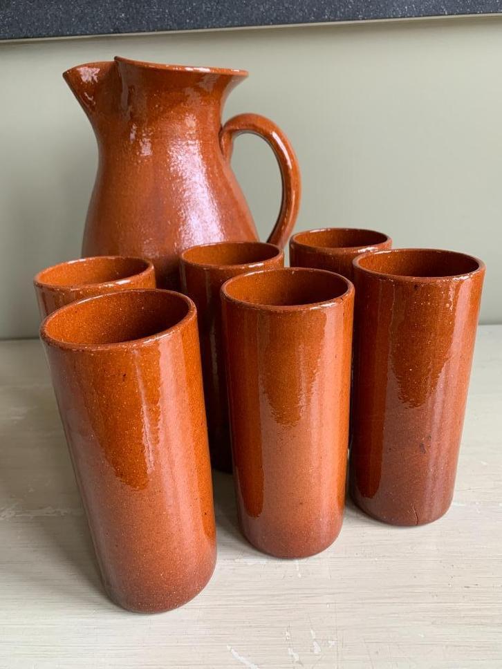 Aardewerken karaf met zes bijhorende bekers., Huis en Inrichting, Keuken | Servies, Gebruikt, Glas of Glazen, Overige stijlen