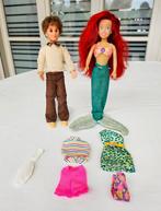 Ariel + vriendje + 4 outfits + staander, Ophalen of Verzenden, Gebruikt, Overige typen