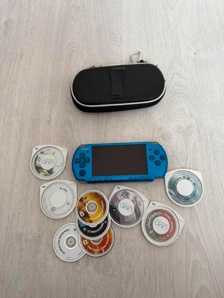 PSP bleu avec jeux, Consoles de jeu & Jeux vidéo, Consoles de jeu | Sony PSP, Comme neuf, PSP, Bleu, Avec jeux, Enlèvement