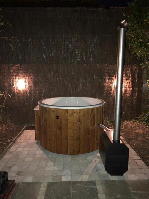 hottub met massage, Tuin en Terras, Bubbelbaden en Hottubs, Nieuw, Vast, Afdekzeil, Filter, Pomp, Trap, Ophalen of Verzenden