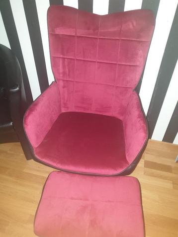 Rode velvet zitstoel beschikbaar voor biedingen