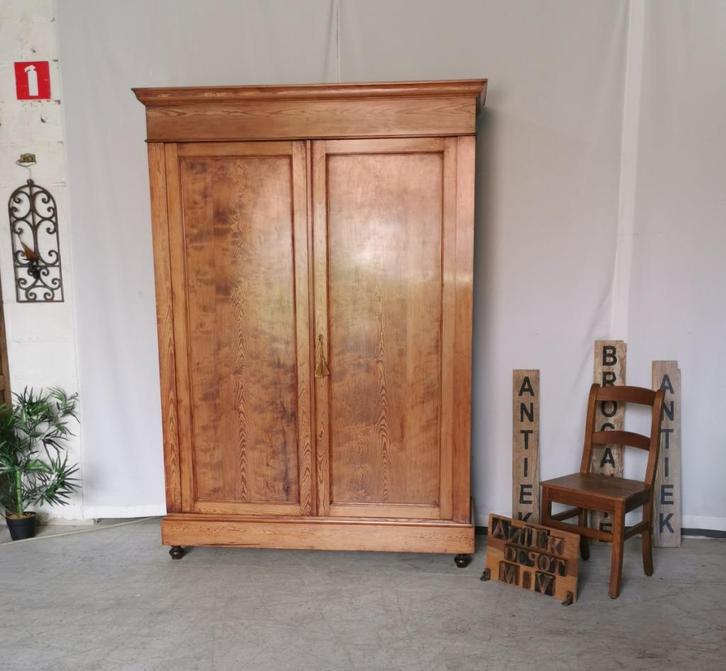 Hoge antieke landelijke kleerkast in pitchpine H 223 B 150, Huis en Inrichting, Kasten | Kleerkasten, Gebruikt, 200 cm of meer