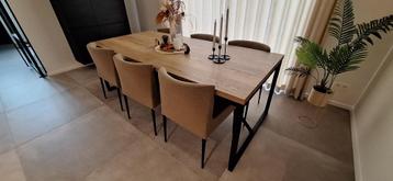 Mooie eetkamertafel  beschikbaar voor biedingen