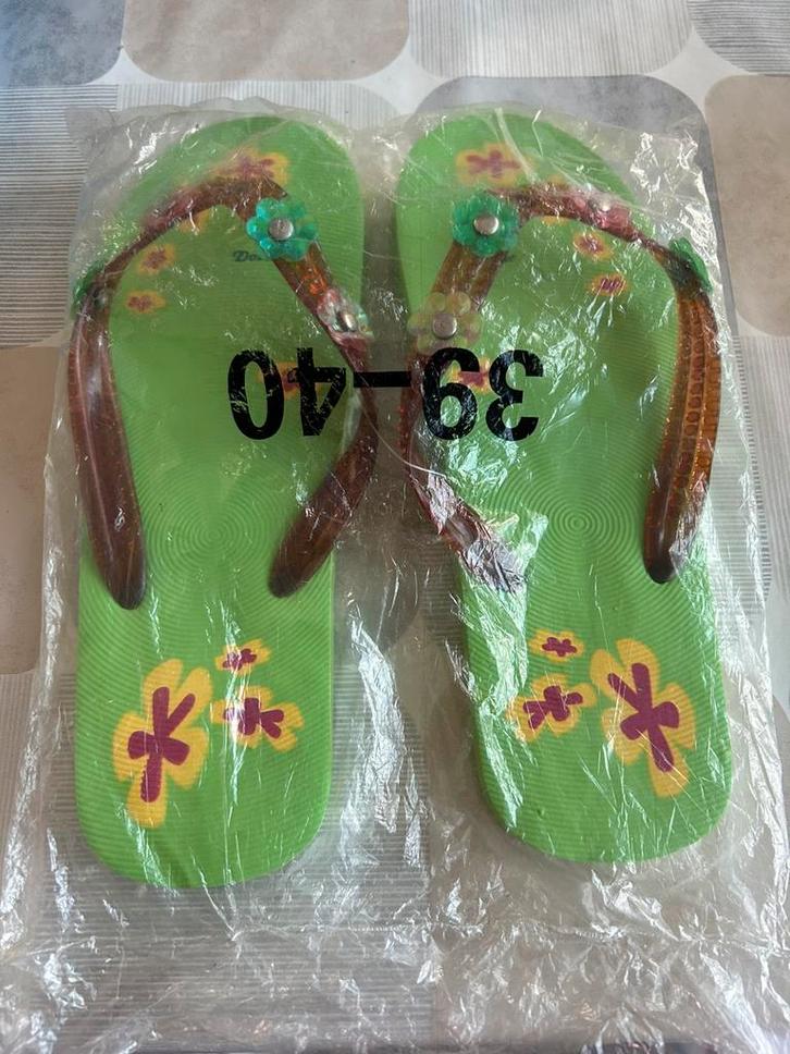 Nieuwe teenslippers, maat 39-40, Kleding | Dames, Schoenen, Nieuw, Slippers, Groen, Ophalen of Verzenden