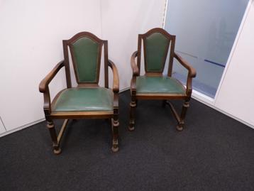 Antieke stoelen beschikbaar voor biedingen