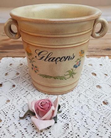 Franse gres ijsemmer met bloemen beschikbaar voor biedingen