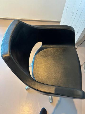 Kappersstoelen 2stuks , wastafel en voetsteun 2 beschikbaar voor biedingen