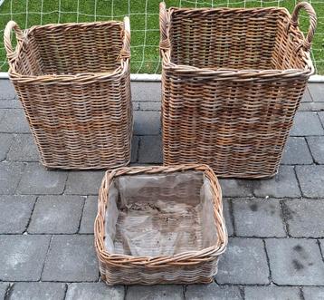 Vierkante rotan manden beschikbaar voor biedingen