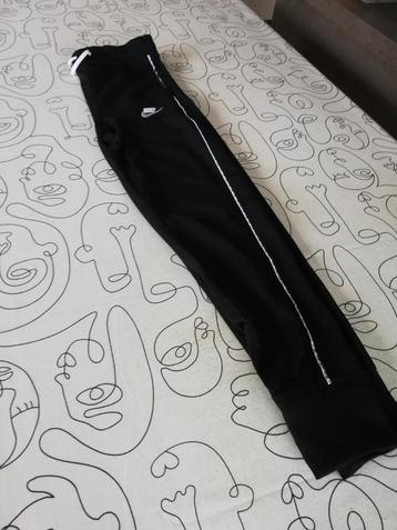 Jogging Nike xl enfant  beschikbaar voor biedingen