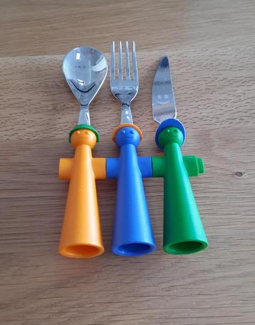 Kleurrijk bestek voor kinderen beschikbaar voor biedingen