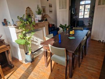 Eettafel, mooi hout beschikbaar voor biedingen