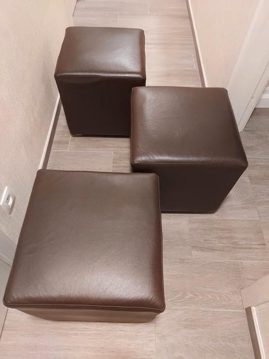 poefen 3 stuks echt leder , kleur donker bruin. 40x40cm., Huis en Inrichting, Zetels | Voetbanken en poefs, Zo goed als nieuw