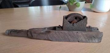 Oud houten werktuig beschikbaar voor biedingen