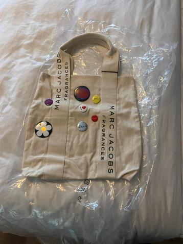 Marc Jacobs Fragrances, NEW, collectible, with 7 pins beschikbaar voor biedingen