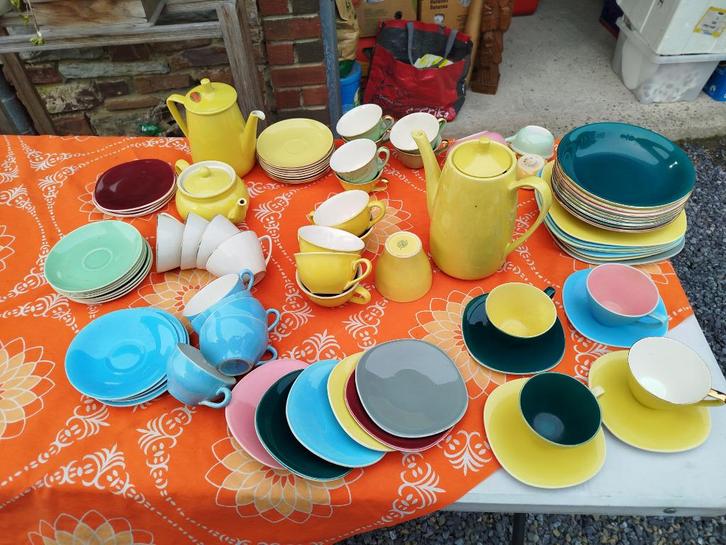 OUD SERVIES VAN BOCH EN KERALUX DAT NIET BIJ ELKAAR PAST, Antiek en Kunst, Antiek | Servies compleet, Ophalen of Verzenden