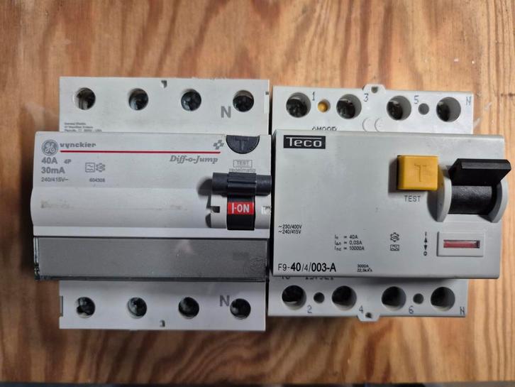 Differentieelschakelaars 30mA - 40A en automaten 20A - 32A., Doe-het-zelf en Bouw, Elektriciteit en Kabels, Zo goed als nieuw