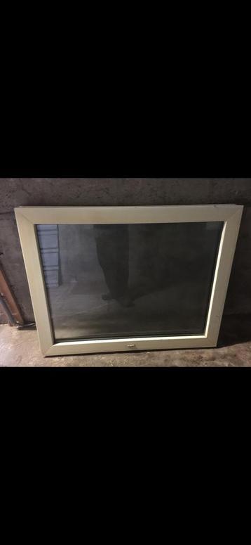 Vast PVC raam dubbel glas beschikbaar voor biedingen