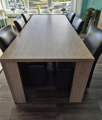 Eettafel (2.20m) en 6 stoelen in zwart leer beschikbaar voor biedingen
