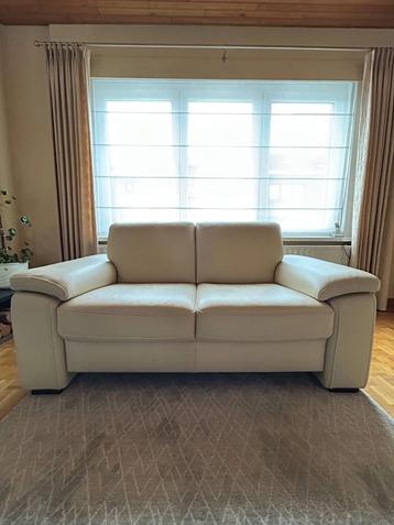 Meubels (zetel, kast, tafel, tapijt, mat, stoelen, …) beschikbaar voor biedingen