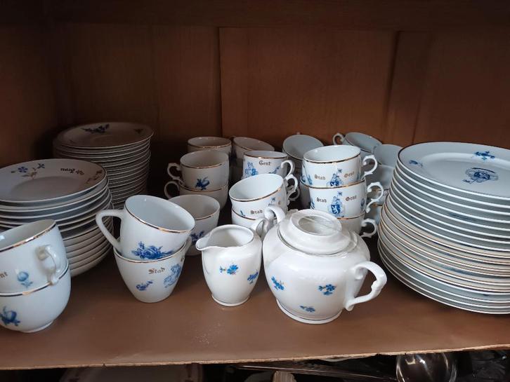 Servies stad gent met heel veel tassen en ondertassen, Maison & Meubles, Cuisine | Vaisselle, Comme neuf, Tasse(s) et/ou soucoupe(s)