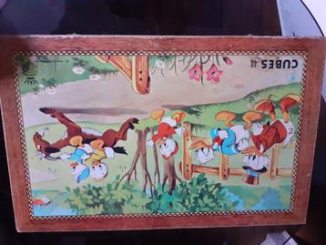 ancienne boîte 40 cubes en bois Walt Disney  disponible aux enchères