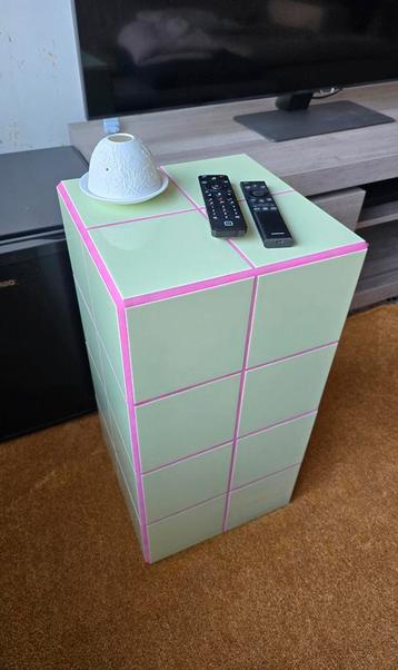 Tegeltafel 31x31x61H  beschikbaar voor biedingen