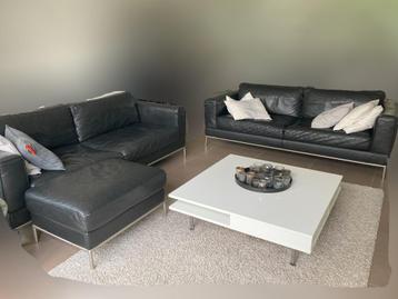 Zithoek met 2 lederen 3-zitzetels en poef, salontafel en mat, Ophalen, Gebruikt, Leer, Modern