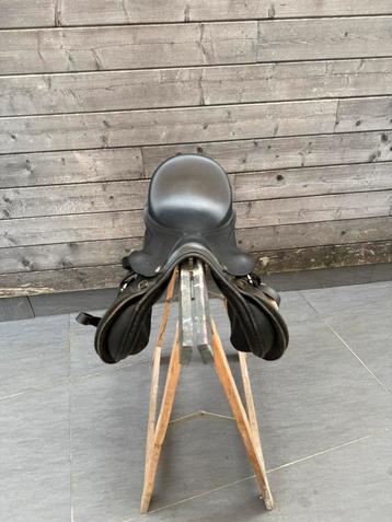 Paarden zadel Zwart JC beschikbaar voor biedingen