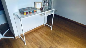 Moderne witte bijzettafel / bureau met glazen blad beschikbaar voor biedingen