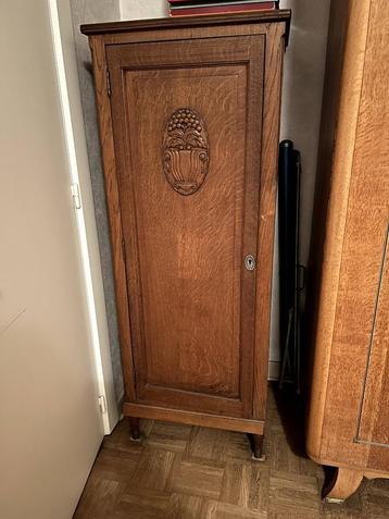 Hoge antieke kast   beschikbaar voor biedingen