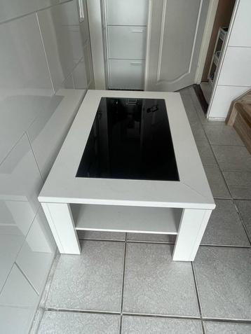 Salon tafel witte met zwarte glas in goede staat beschikbaar voor biedingen
