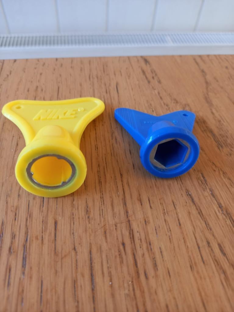 DEUX CLÉS POUR ENLEVER LES CALES DES CHAUSSURES DE FOOTBALL, Comme neuf, Chaussures