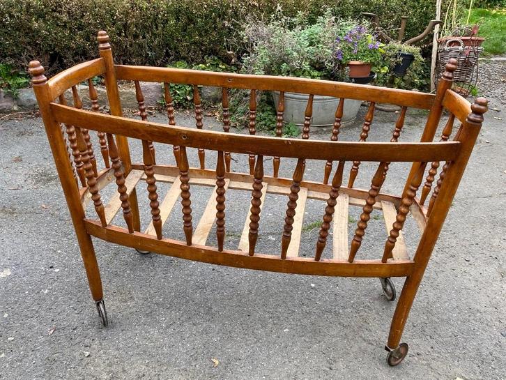 Oude houten wieg met hoepels, Kinderen en Baby's, Babywiegjes en Ledikanten, Gebruikt, Wieg, Ophalen
