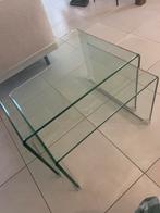 Tables gigognes en verre, Enlèvement