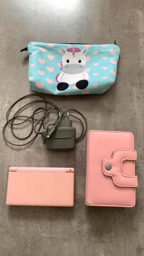 Roze Nintendo DS-console, Games en Spelcomputers, Spelcomputers | Nintendo DS, Gebruikt, DS Original of Phat, Roze, Met beschermhoes of tas