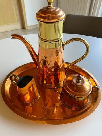 koperen koffiekan met melkkan en suikerpot op plateau beschikbaar voor biedingen