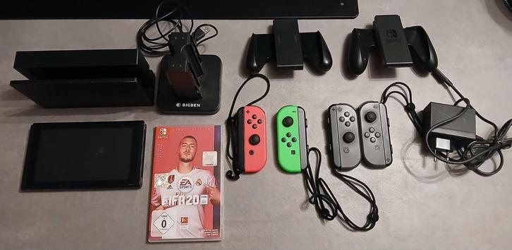 Nintendo Switch console zeer complete set 4 joycons, Games en Spelcomputers, Spelcomputers | Nintendo Switch, Zo goed als nieuw