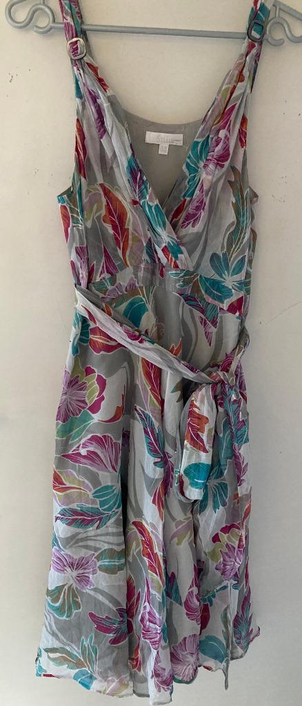 Zomerjurk gebloemd "Still" EU38-FR 40-Nieuw, Kleding | Dames, Jurken, Nieuw, Maat 38/40 (M), Grijs, Onder de knie, Ophalen of Verzenden