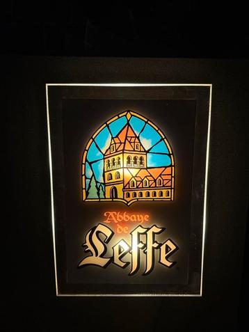 Oude lichtreclame leffe beschikbaar voor biedingen