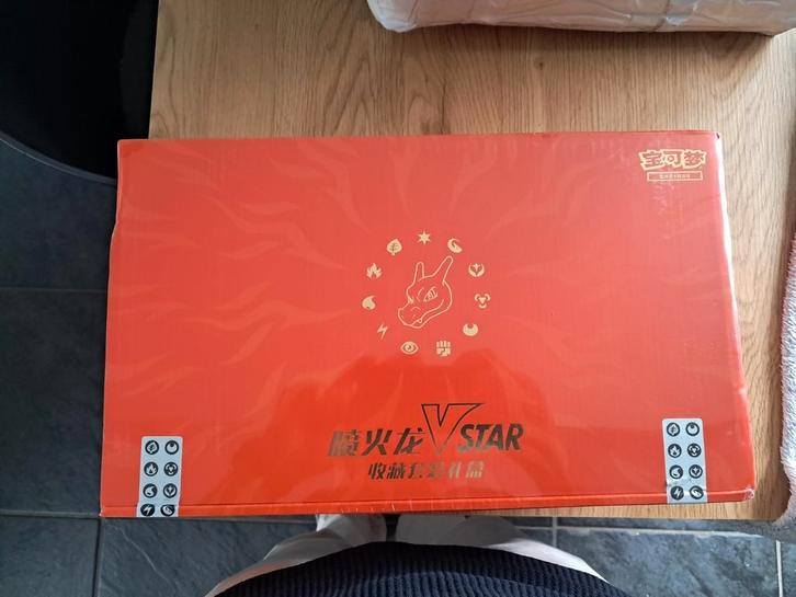 Chinese Charizard Vstar box ongeopend, Hobby en Vrije tijd, Verzamelkaartspellen | Pokémon, Nieuw, Ophalen