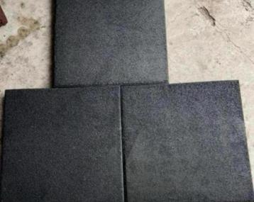Rubberen tegels ca 50x50x4,5 speeltoestel dak 45 stuks beschikbaar voor biedingen
