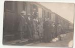 Fotokaart mensen met priester, die uit een trein stappen, Verzamelen, Verzenden, Gebruikt, Overige onderwerpen, Foto