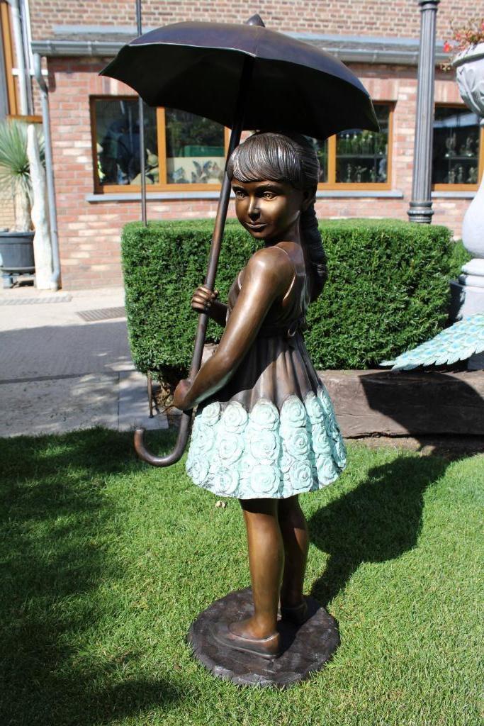 beeldje van het meisje met de paraplu in brons., Tuin en Terras, Tuinbeelden, Nieuw, Overige typen, Overige materialen, Ophalen