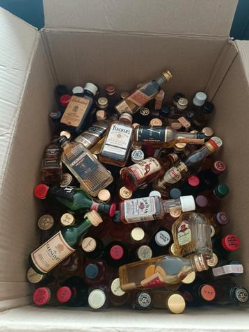 Miniatuur flesjes,cognac calvados porto,(1300) whisky 100 fl beschikbaar voor biedingen